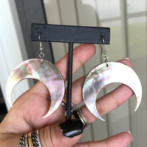 Mother of pearl big crescent moon boho earrings - Picture 6 of 8